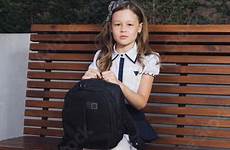 scolara uniforme schoolgirl scuola aspetta schoolmeisje uniform eenvormig wachten whith rugzak eenvormige gras zitting elementair