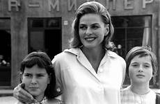 ingrid bergman rossellini isabella isotta daughters 1915 roberto twins twin her rosselini daughter cancer giusto renato years movies elettra young