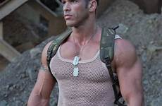 muscular homme militaires