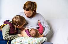 breastfeeding allatta tandem madre seno breast condividono figli fratelli suoi