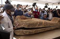 sarcophagus egypt mummy kuno peti mati ditemukan mesir penampakan sealed dibuka berusia mumi heboh turis 2500 archeology archaeological saqqara cairo
