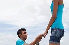 tallest brazil teenager teen her 6ft marry brazilian bride boyfriend 5ft silva elisany da carvalho 4in 8in fiancee proposal accepts