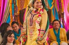 pakistani mehndi bride wedding ceremony dresses safa bridal gorgeous sm wedmegood dress outfits clothes things designs mehendi photography haldi girls