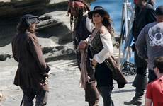 penelope cruz pirates depp johnny caribbean tides stranger set reads breaking filmofilia