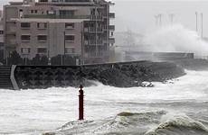typhoon japan mekunu cyclone jebi hits oman southern dead vongfong file okinawa