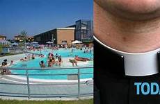 masturba davanti denunciato sacerdote milanese