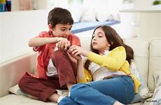 annoying arguing sibling siblings hispanic spaanse kinderen rivalry questions debatteren parent argue fighting dealing ignore ask lovearoundme berebut