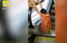 escalator eskalator asiaone kaki terjebak loses sampai kecelakaan trapped lost kakinya nenek putus cina witnesses perbelanjaan kiri pusat hancur lansia