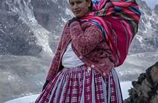 cholitas bolivianas escalan bolivia pollera botas crampones casco montaña