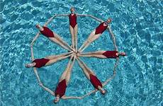 synchronized coordination cerchio sincronizzati formano nuotatori mamiverse synchronicity cloro schaufenster reaching piscinas natacion bdc februar universe nadar