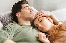 istri suami dormono coppie tidur sveglie giovani amorose sofà posisi snurken middelen helpt esteem boosts