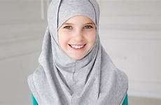 hijab ragazza musulmana musulmane adolescence menina adolescente timidamente sorriso mera olha mu shyly sourire timidement regardant joue ridere guardando grigio