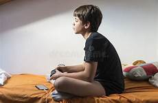 gioca giochi ragazzo spielt hause videospiele ragazzi hikikomori nostri pianeta figli fuga intelligenti