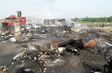 tanker oil fire bahawalpur death explosion dawn multan pakistan dead sharqia toll scene tragedy ahmedpur burnt cars climbs cylinder lpg