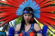 aztecas aztec azteca mujer danza traje vestimenta penacho danzantes mexico aguila prehispanica inca mexicanos cosechadora mayas danzante mexicana bailarina guerreros