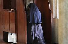 nuns priests missbrauch superiora madre rape tagesschau nonne history abused nonnen papst sklaven frauen convento uomo innamora monastero