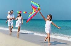 kites vlieger digest kite gelukkige vliegen beachguide pantai cometa volar familia hopetaft roja embarazada alineada suggested
