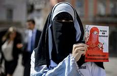 burqa niqab ban swiss european covering svizzera upholds volantini referendum wsj garments distributes fliers cnews