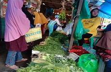 pedagang pasar sayuran omset naik harga tradisional turun minggu