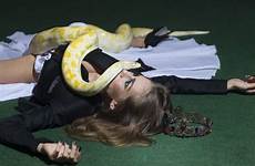 serpent python crawl binnen haar slang sensuele kruipt