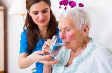 sick elderly caring dementia drinking helpen depositphotos verzorger vriendelijke zieke bejaarde aids treat elder lighthunter brandveiligheid