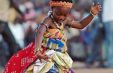 dance ghana kente akan adowa ghanaian african dancing culture ashanti fashion cloth africa traditional child du cultural young girl cultures