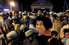 baba sai sathya muslims puttaparthi muslim hindus hindu indian many guru there