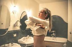 undressing duschen woman shower behave kekurangan kelebihan pakai berhenti