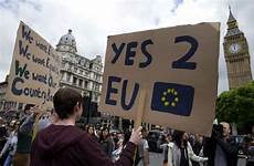 brexit divides uscita inglese protestano giovani davanti contro ue parlamento studenti