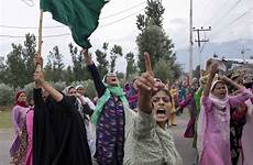 kashmir protests kashmiri srinagar erupt autonomy pushed move autonomie intrekken demonstratie grote lockdown yasin afgelopen militairen dagen stuurde orde communist