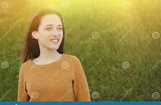 lachen openluchtportret gelukkige tienermeisje