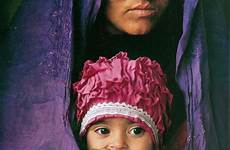 afghan mccurry gula afgana sharbat afghanistan nat geo afgan ieri donna peshawar seventeen invasion refugee iranian viaggio intorno 1979 12yr