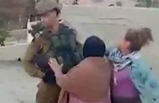 palestinian palestina okezone tentara arrested gadis diciduk aparat rumahnya masuk serang troops israeli screengrab slapped incident