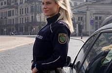 police officer cop policewoman polizistin saxonia cops polizei adrienne koleszar besuchen polizisten umgebung nordische