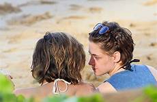 kristen stewart alicia cargile hawaii beach her bikini girlfriend kissing lesbian pair she who has pal ohnotheydidnt kiss relationship seems