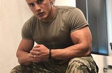 hunks soldaten homme cops dudes soldiers gorgeous muscular militaire männer masculine mann jungs bärtiger robuste