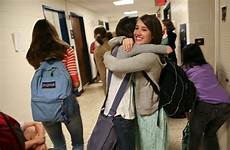 hugging greet hallway hug hugs menina student usar falar culture teenagers saying abrazos