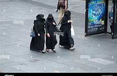 niqab tragen drei abgebildet zentrum traditionellen traditionnel portant