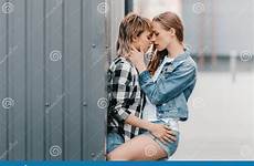 lesbisch baciano lesbiche aperto abbracciano coppie jong hugging kissing kust openlucht koestert