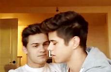 gays beijando escolha casal