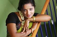 aunty saree kerala navel grade mallu hot actress indian sexy aunties south sex real life young servant nave wife house