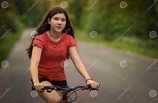 zomer fietsland openluchtportret tienermeisje