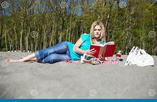spiaggia donna giovane lettura