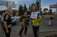 ukraine ukrainian donetsk iryna prisoners mauricio humiliated donbas schandpaal vrouw rebels patriot kills dovgan abusing crimes market humiliate