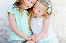sorelline adorabili abbracciano ridono aanbiddelijke zusters lachen