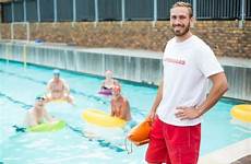 lifeguard badmeester swimmers terwijl zwemmen bevinden mannelijke zwemmers zich lifeguarding outdoorsmen