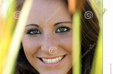 cattails glimlachen openluchtportret tienermeisje