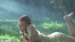 1997版洛丽塔：当她在草坪上抬头的一瞬间，阳光温暖了我的脸