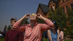 Total solar eclipse cuts path across U.S.
