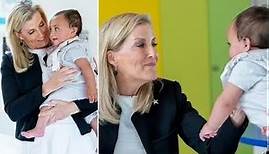 Strahlende Sophie, Herzogin von Edinburgh, blickt das Baby bei einem Hospizbesuch liebevoll an